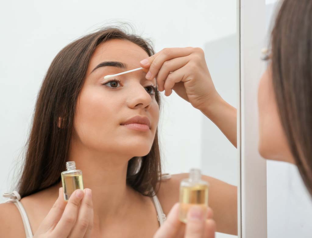 How-to-Get-Thicker-Eyelashes-Using-Castor-Oil